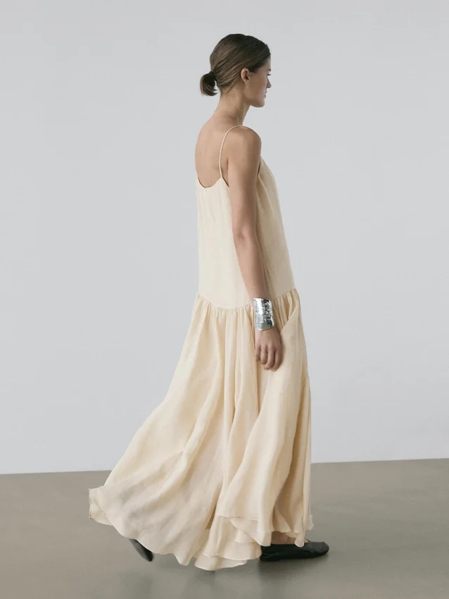 Fließendes Midikleid mit Plissee-Detail Fließendes Midikleid mit Plissee-Detail