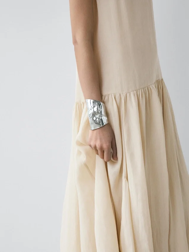 Fließendes Midikleid mit Plissee-Detail Fließendes Midikleid mit Plissee-Detail