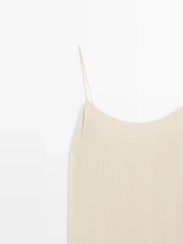 Fließendes Midikleid mit Plissee-Detail Fließendes Midikleid mit Plissee-Detail