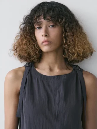 Fließendes Midikleid mit Schnallen