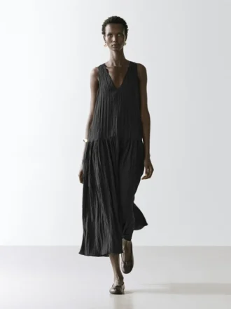 Fließendes, plissiertes Midikleid