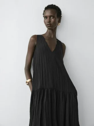Fließendes, plissiertes Midikleid