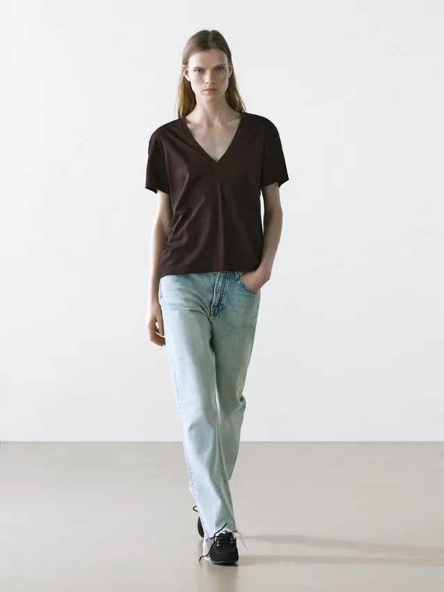 Fließendes T-Shirt mit V-Ausschnitt Fließendes T-Shirt mit V-Ausschnitt