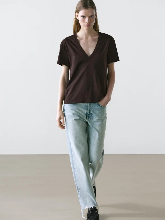 Fließendes T-Shirt mit V-Ausschnitt Fließendes T-Shirt mit V-Ausschnitt