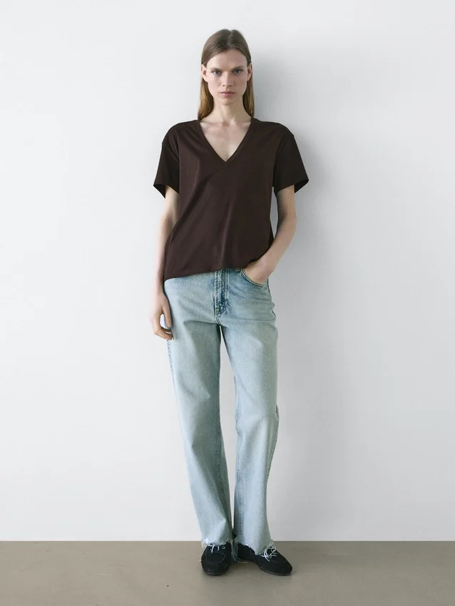 Fließendes T-Shirt mit V-Ausschnitt Fließendes T-Shirt mit V-Ausschnitt