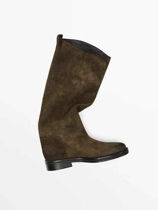 Geölte Reitstiefel aus gespaltenem Wildleder Geölte Reitstiefel aus gespaltenem Wildleder