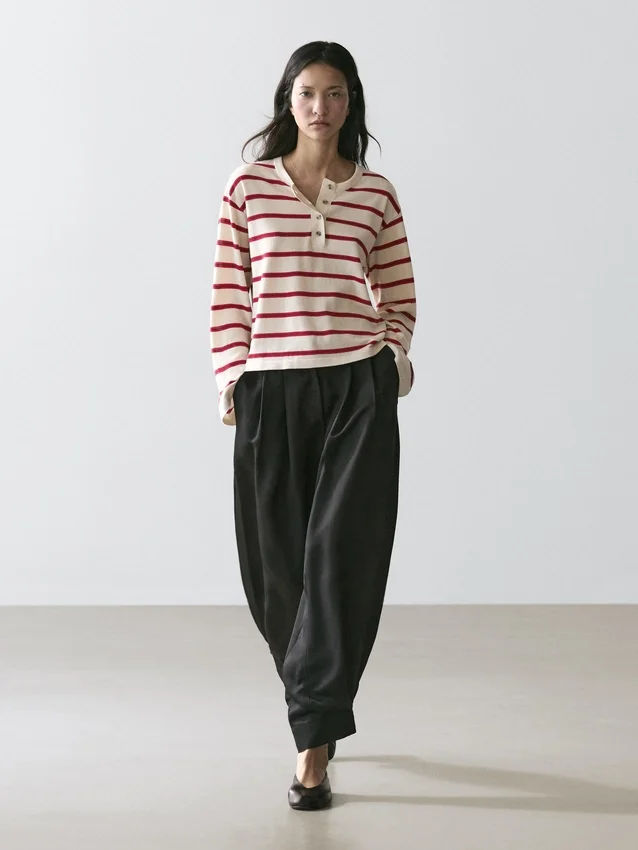 Gestreifter Henley-Pullover aus Baumwollstrick Gestreifter Henley-Pullover aus Baumwollstrick