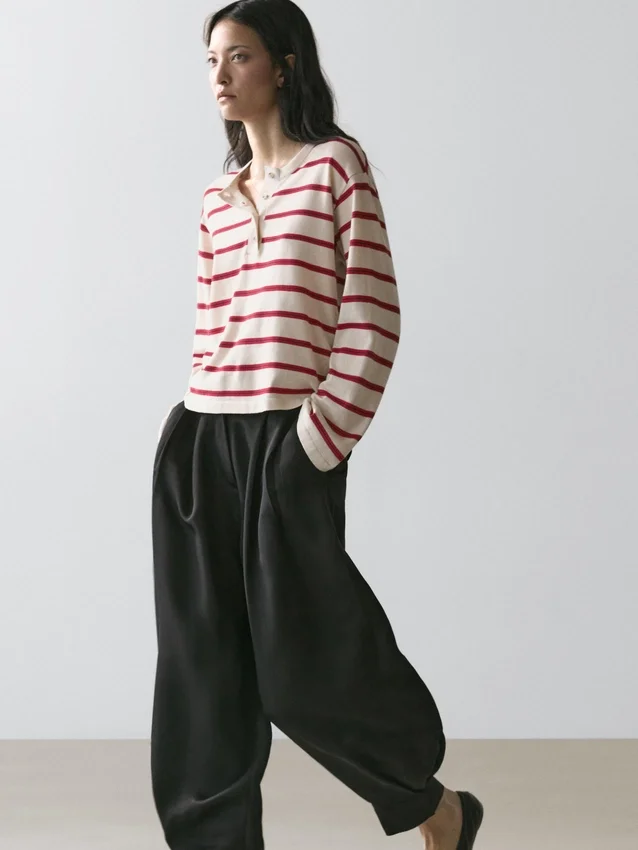 Gestreifter Henley-Pullover aus Baumwollstrick Gestreifter Henley-Pullover aus Baumwollstrick