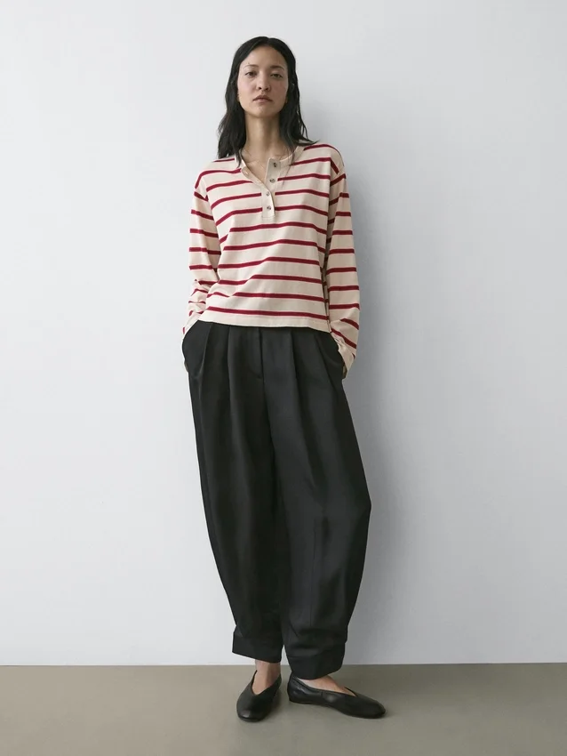 Gestreifter Henley-Pullover aus Baumwollstrick Gestreifter Henley-Pullover aus Baumwollstrick