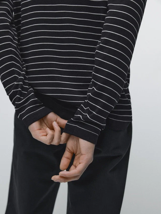 Gestreifter Pullover mit Rundhalsausschnitt Gestreifter Pullover mit Rundhalsausschnitt