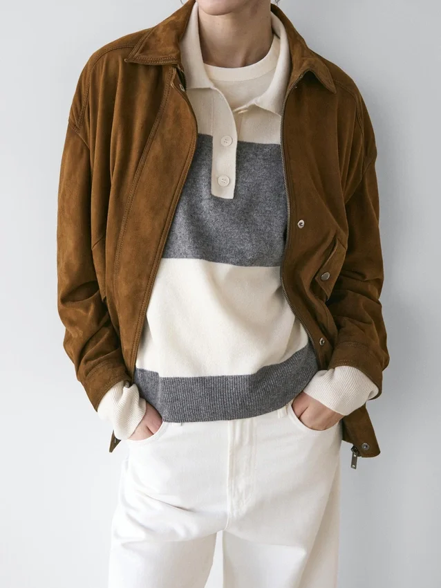 Gestreifter Strickpullover mit Poloshirt-Kragen Gestreifter Strickpullover mit Poloshirt-Kragen