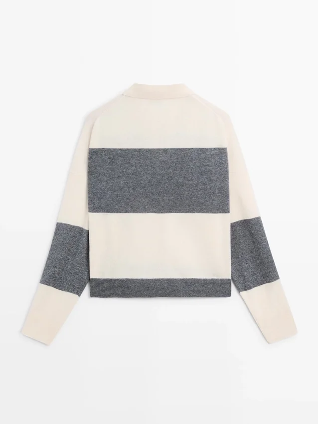 Gestreifter Strickpullover mit Poloshirt-Kragen Gestreifter Strickpullover mit Poloshirt-Kragen