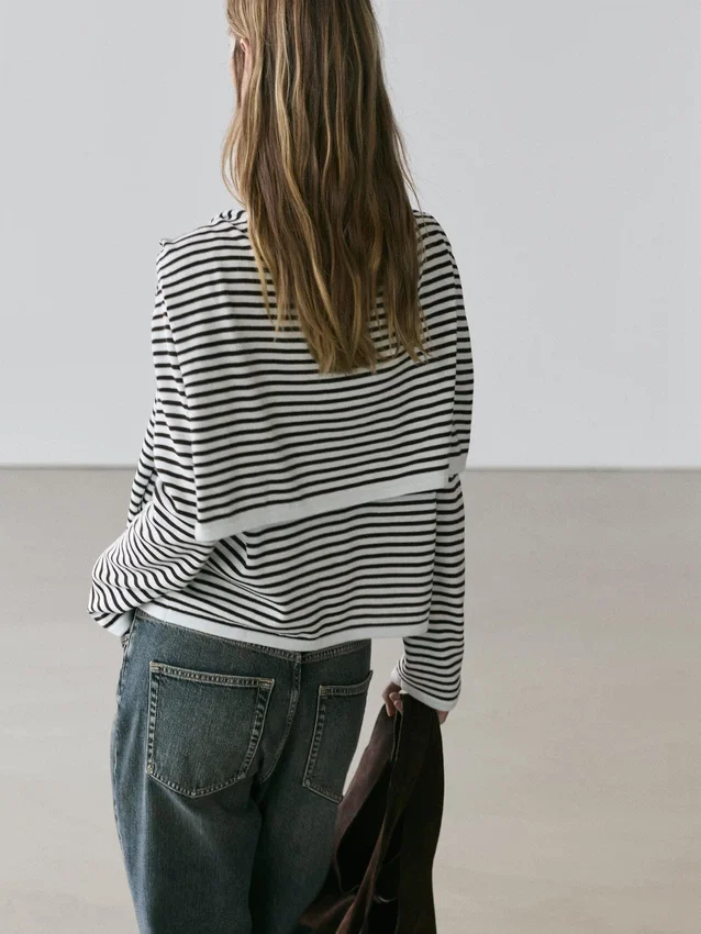 Gestreifter Strickpullover mit Ärmel-Detail Gestreifter Strickpullover mit Ärmel-Detail