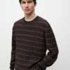 Gestreifter Strickpullover mit Rundhalsausschnitt Gestreifter Strickpullover mit Rundhalsausschnitt