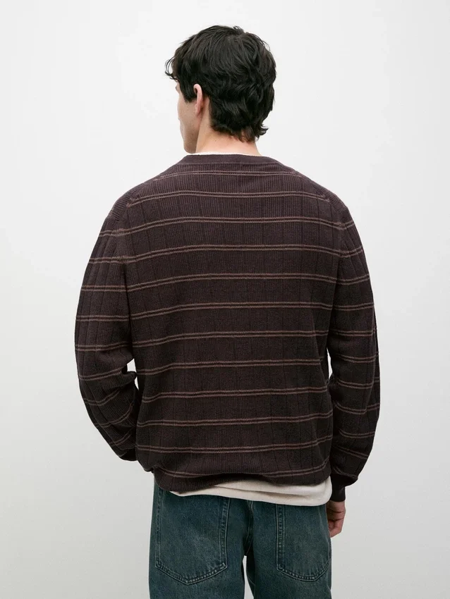 Gestreifter Strickpullover mit Rundhalsausschnitt Gestreifter Strickpullover mit Rundhalsausschnitt