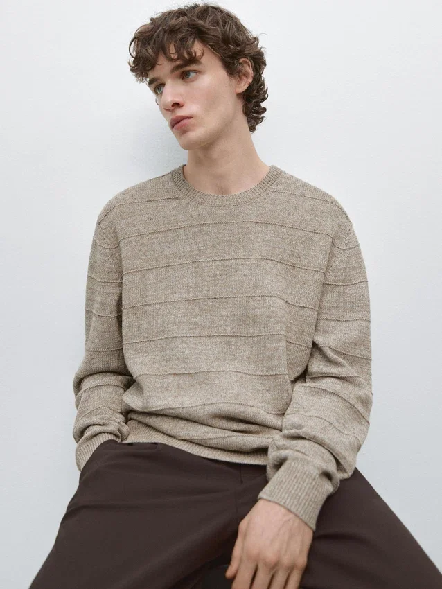 Gestreifter Strickpullover mit Rundhalsausschnitt Gestreifter Strickpullover mit Rundhalsausschnitt