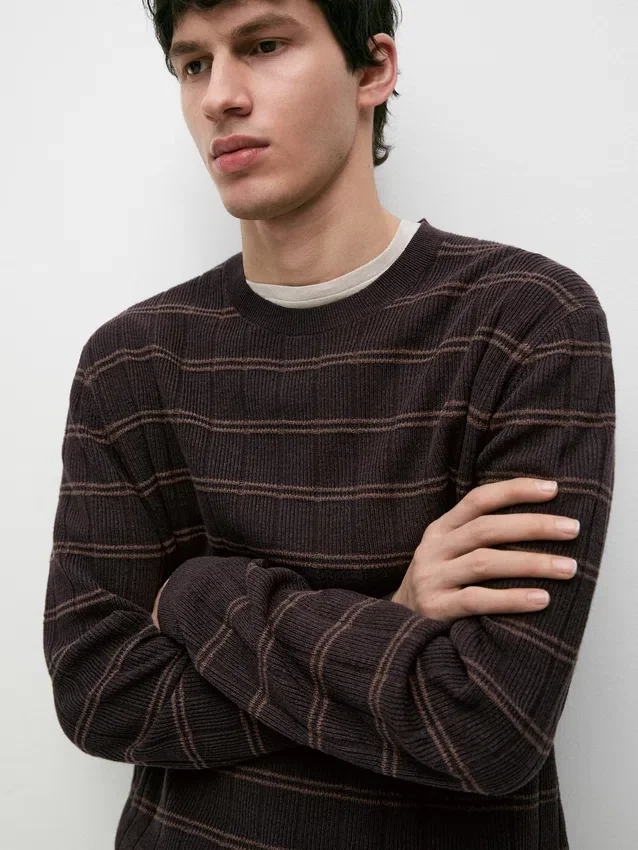 Gestreifter Strickpullover mit Rundhalsausschnitt Gestreifter Strickpullover mit Rundhalsausschnitt