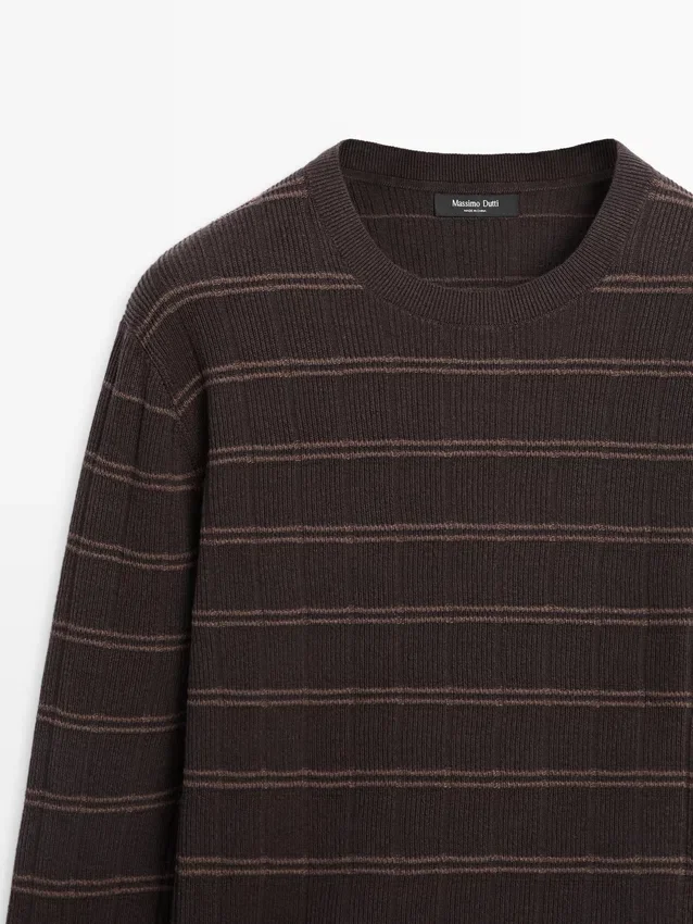 Gestreifter Strickpullover mit Rundhalsausschnitt Gestreifter Strickpullover mit Rundhalsausschnitt