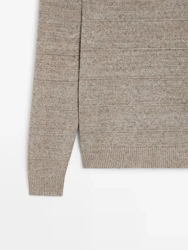 Gestreifter Strickpullover mit Rundhalsausschnitt Gestreifter Strickpullover mit Rundhalsausschnitt