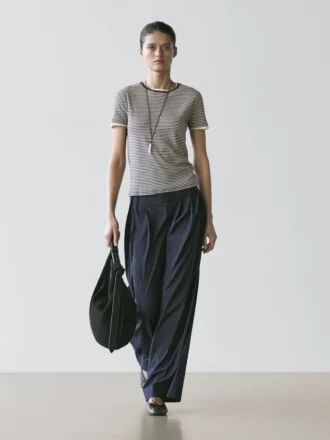 Gestreiftes, doppellagiges T-Shirt mit kurzen Ärmeln