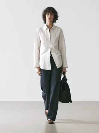 Gestreiftes, fließendes Hemd