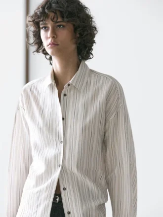 Gestreiftes, fließendes Hemd