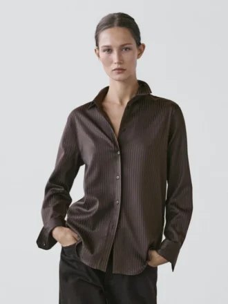 Gestreiftes, fließendes Hemd