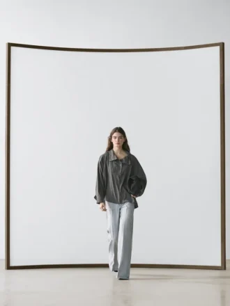 Gestreiftes, fließendes Hemd mit Kragen