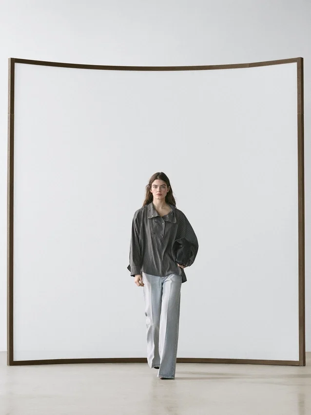 Gestreiftes, fließendes Hemd mit Kragen Gestreiftes, fließendes Hemd mit Kragen