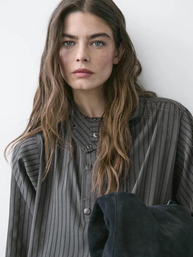 Gestreiftes, fließendes Hemd mit Kragen Gestreiftes, fließendes Hemd mit Kragen