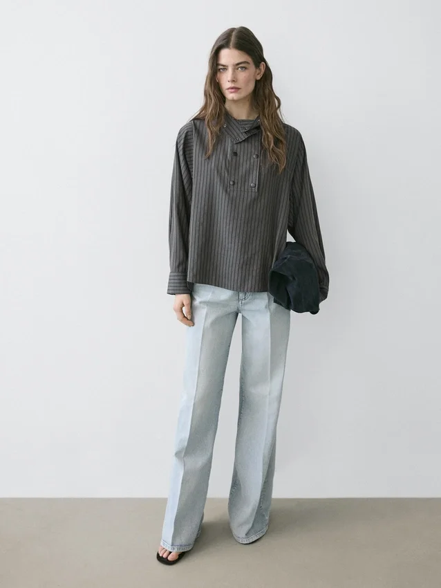 Gestreiftes, fließendes Hemd mit Kragen Gestreiftes, fließendes Hemd mit Kragen