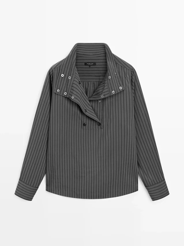 Gestreiftes, fließendes Hemd mit Kragen Gestreiftes, fließendes Hemd mit Kragen