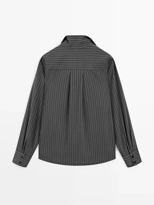 Gestreiftes, fließendes Hemd mit Kragen Gestreiftes, fließendes Hemd mit Kragen