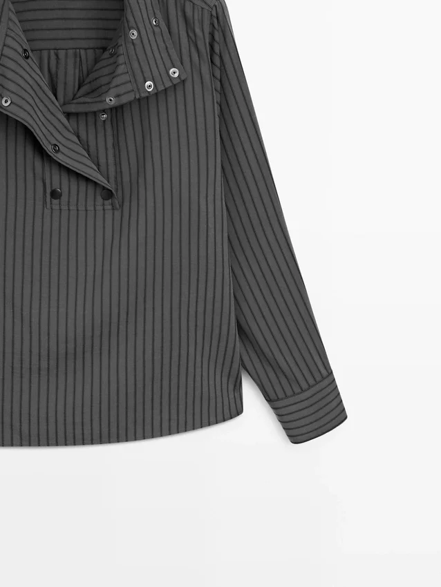 Gestreiftes, fließendes Hemd mit Kragen Gestreiftes, fließendes Hemd mit Kragen