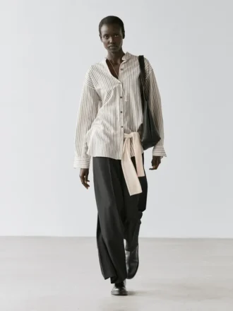 Gestreiftes, fließendes Hemd mit Stehkragen