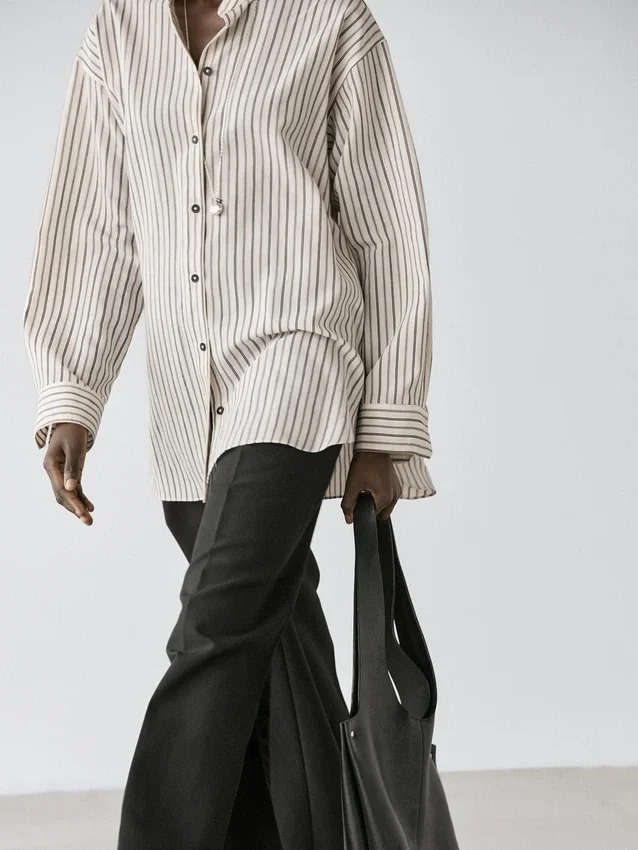 Gestreiftes, fließendes Hemd mit Stehkragen Gestreiftes, fließendes Hemd mit Stehkragen