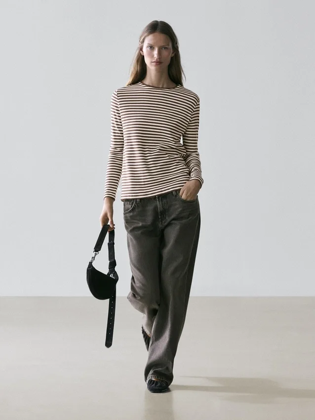 Gestreiftes Langarm-T-Shirt mit Kontrastdetail Gestreiftes Langarm-T-Shirt mit Kontrastdetail