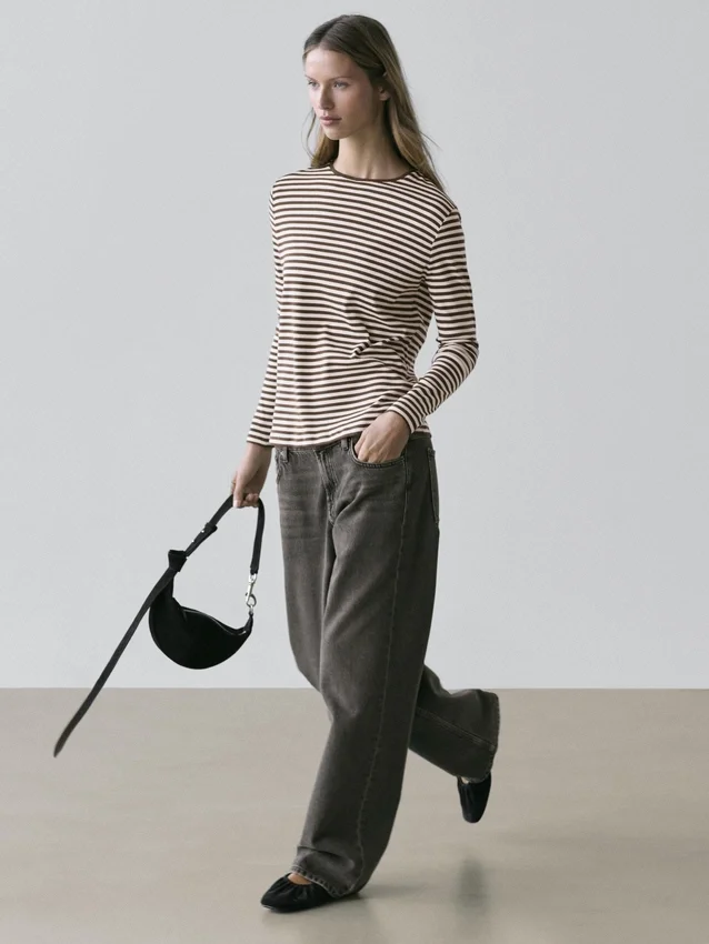 Gestreiftes Langarm-T-Shirt mit Kontrastdetail Gestreiftes Langarm-T-Shirt mit Kontrastdetail