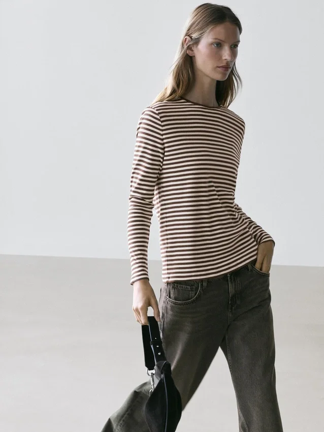 Gestreiftes Langarm-T-Shirt mit Kontrastdetail Gestreiftes Langarm-T-Shirt mit Kontrastdetail