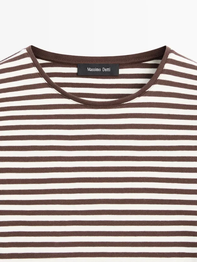 Gestreiftes Langarm-T-Shirt mit Kontrastdetail Gestreiftes Langarm-T-Shirt mit Kontrastdetail