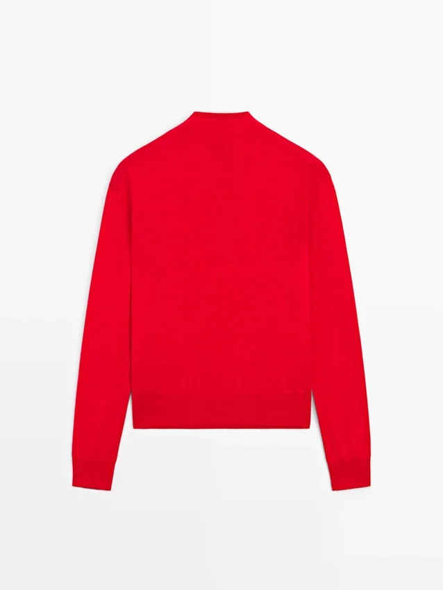 Gestrickter Pullover mit Knopfleiste und Rollkragen Gestrickter Pullover mit Knopfleiste und Rollkragen