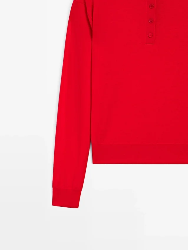 Gestrickter Pullover mit Knopfleiste und Rollkragen Gestrickter Pullover mit Knopfleiste und Rollkragen