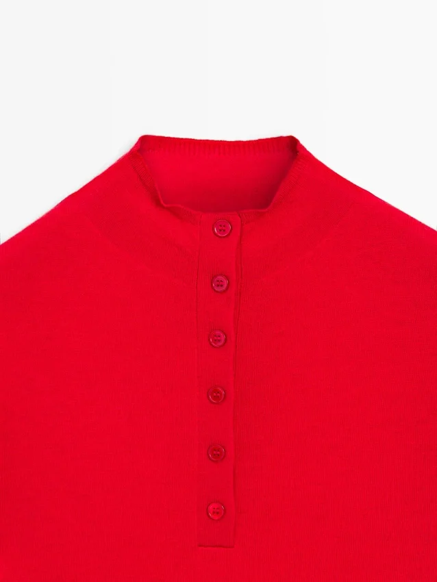 Gestrickter Pullover mit Knopfleiste und Rollkragen Gestrickter Pullover mit Knopfleiste und Rollkragen