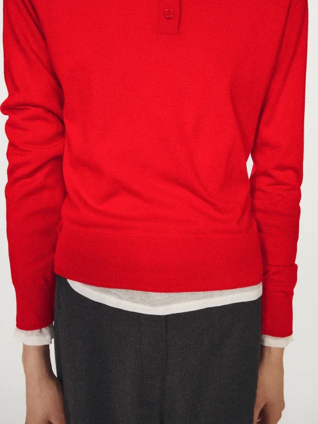 Gestrickter Pullover mit Knopfleiste und Rollkragen Gestrickter Pullover mit Knopfleiste und Rollkragen