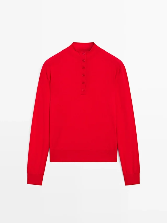 Gestrickter Pullover mit Knopfleiste und Rollkragen Gestrickter Pullover mit Knopfleiste und Rollkragen