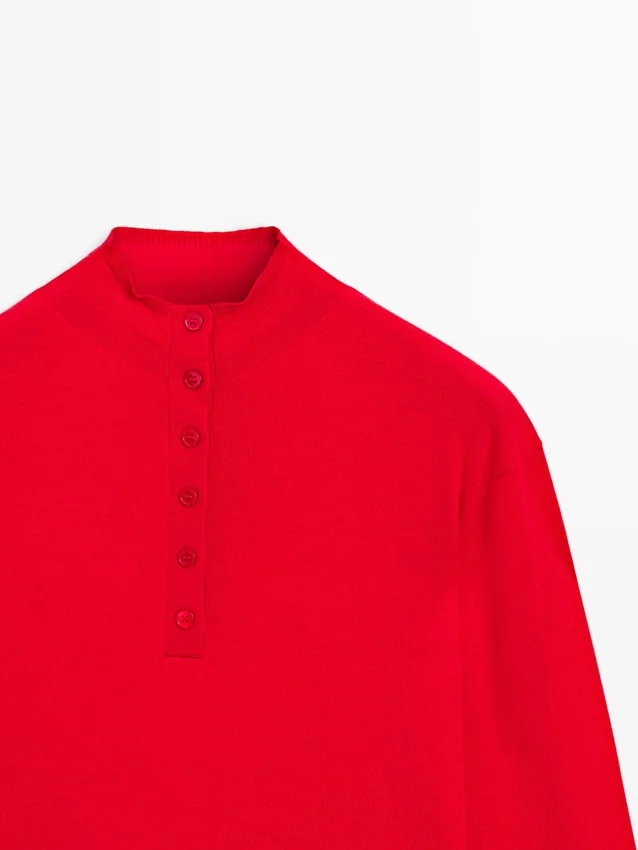 Gestrickter Pullover mit Knopfleiste und Rollkragen Gestrickter Pullover mit Knopfleiste und Rollkragen