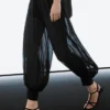 Halbtransparente Sarouel-Hose mit Knopfdetails Halbtransparente Sarouel-Hose mit Knopfdetails
