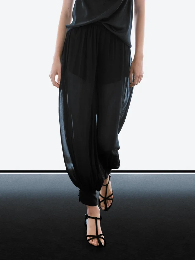 Halbtransparente Sarouel-Hose mit Knopfdetails Halbtransparente Sarouel-Hose mit Knopfdetails