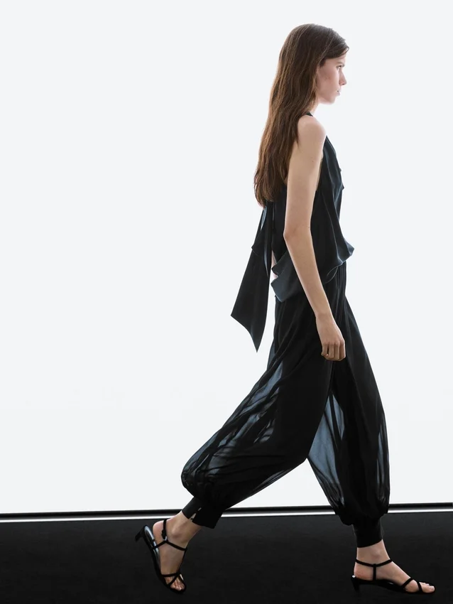 Halbtransparente Sarouel-Hose mit Knopfdetails Halbtransparente Sarouel-Hose mit Knopfdetails