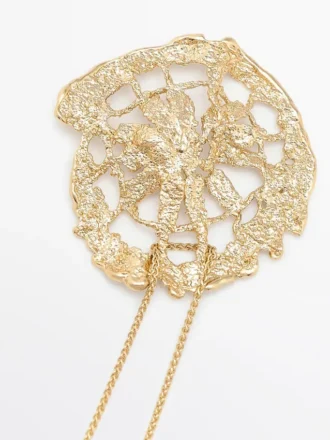 Halskette mit Anhänger aus Spitze